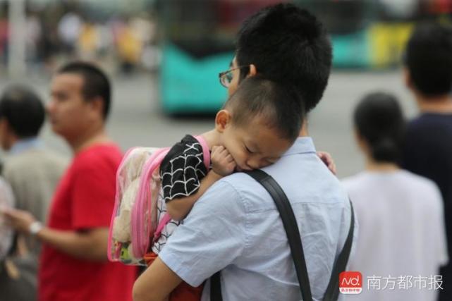 2018年9月10日,深圳人民南地铁站附近,小雨中,用手遮雨的年轻人.