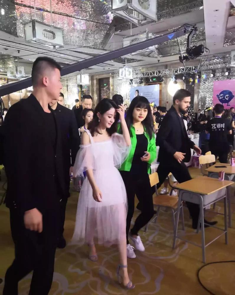 真怀孕?赵丽颖穿宽松粉色卫衣现身活动,却仍掩