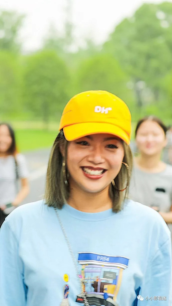 王菊淡妆登纽约时装周T台客串开场模特,网友: