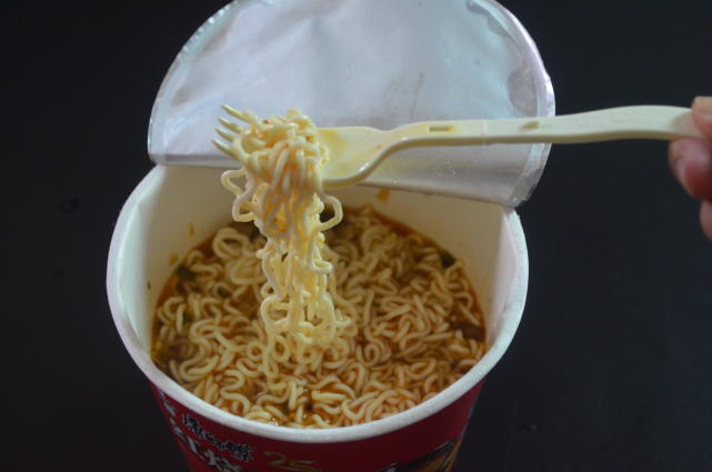 吃了20多年方便面,原来这才是泡方便面正确方法,好吃又健康