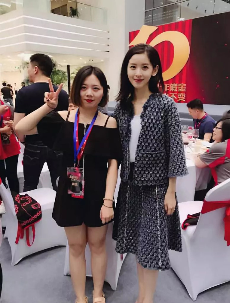 章泽天穿碎花长裙+过膝靴好可爱,年轻的小姑娘