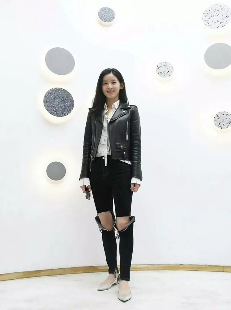 章泽天穿碎花长裙+过膝靴好可爱,年轻的小姑娘