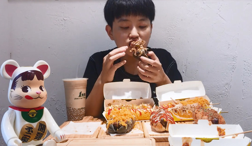 大胃王阿伦试吃各种热狗,榴莲芝士热狗你吃过