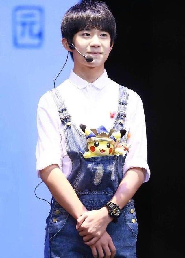 当红男星穿背带裤:蔡徐坤惊艳,陈立农反差大,张艺兴丑到认不出