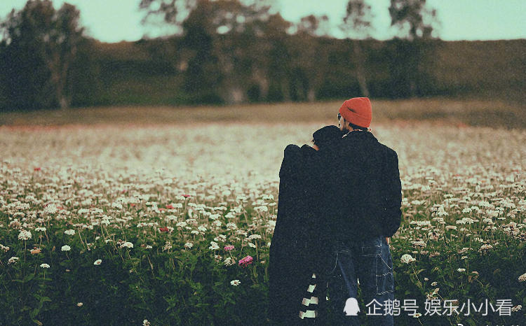 张歆艺挺孕肚每天游泳1000米,老公镜头里她被