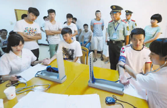 新兵进军队前,男兵体检这一项很尴尬,网友:没看