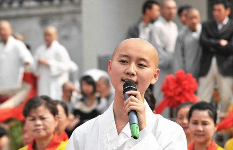 她是山大的女学生,长相特别漂亮,却因为一颗金蛋选择出家为尼