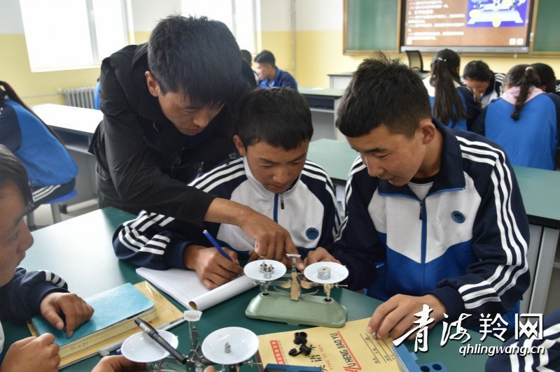 在实验室里,老师指导学生学习托盘天平的使用.
