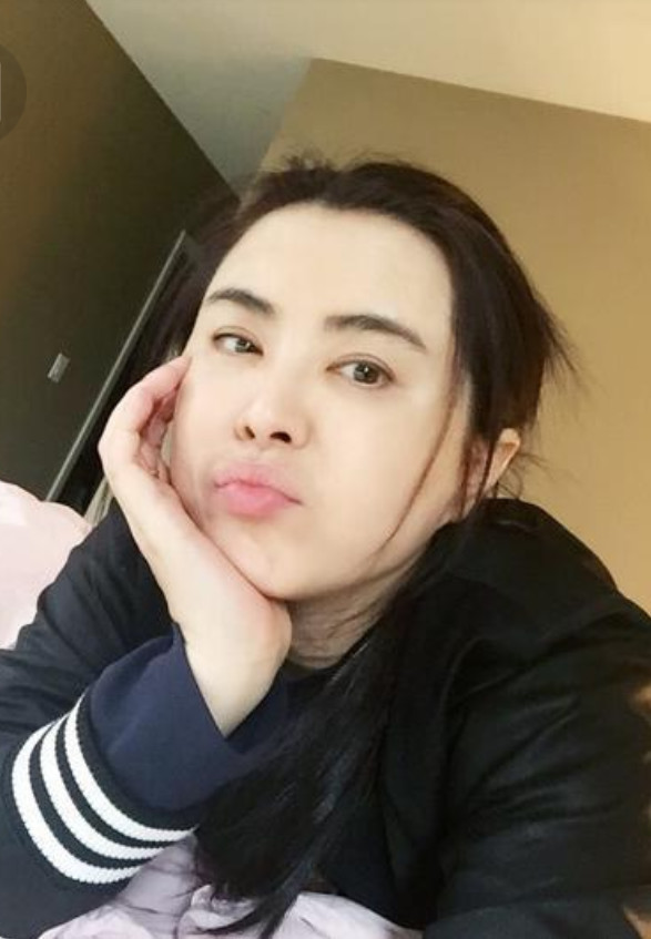 王祖贤国外吃火锅被偶遇,上身臃肿,网友:虽发福