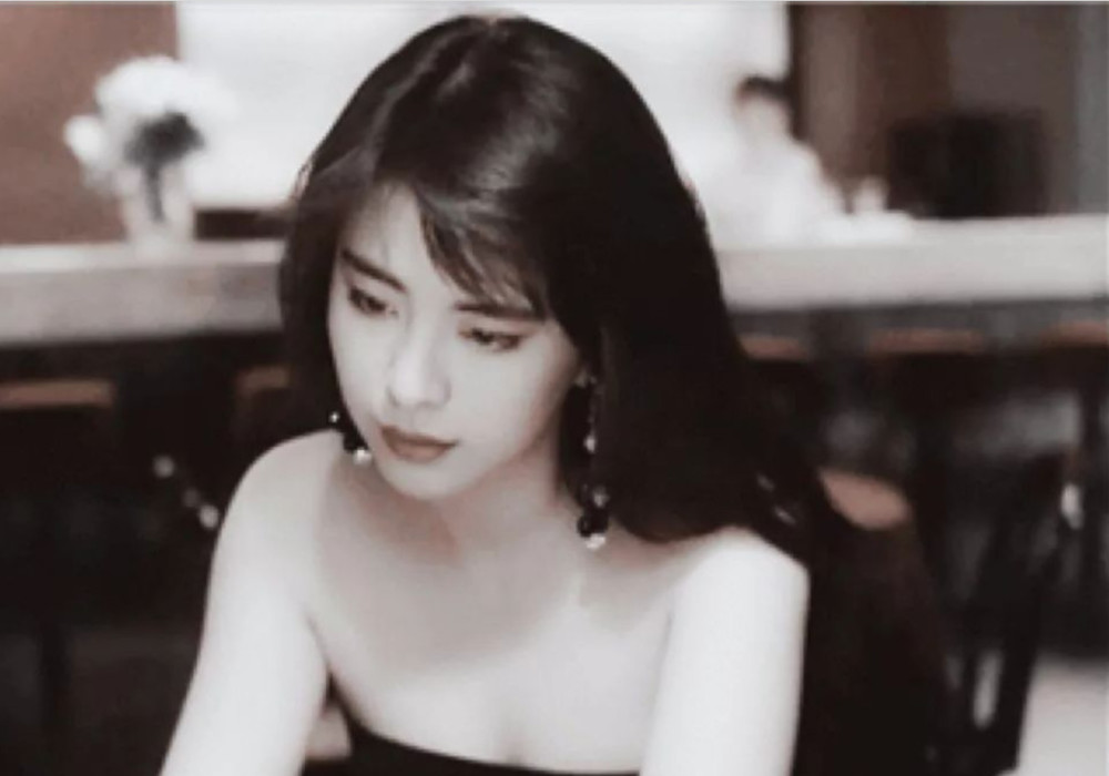 王祖贤国外吃火锅被偶遇,上身臃肿,网友:虽发福