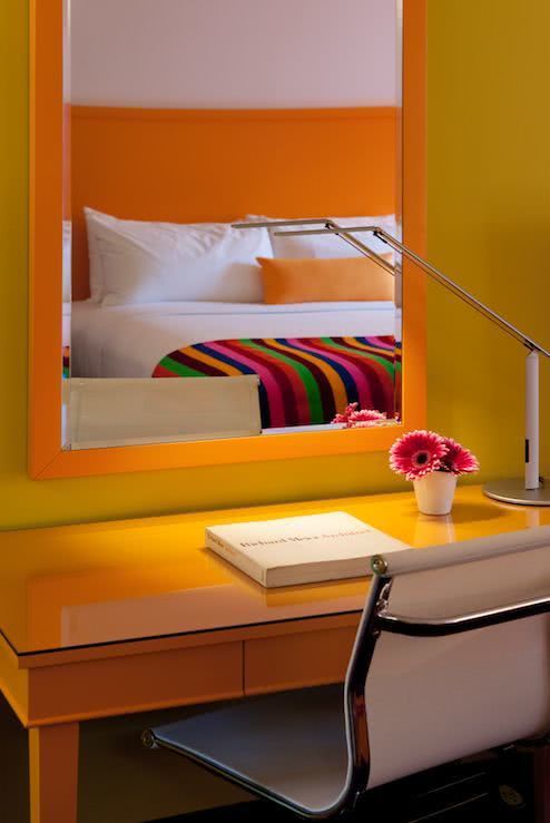 橙色边框的镜子,小面积也可以有种透视感,暖调的房间很温馨