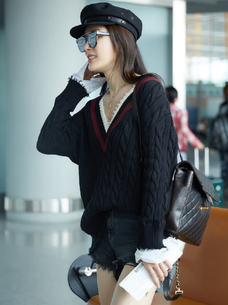 秦岚穿V领,毛衣热裤都破,格外时尚