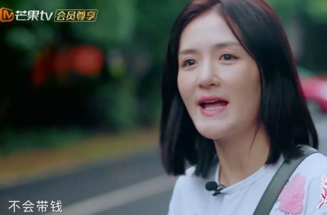 谢娜晒照喜提马甲线,却因为肚子上的一个细节