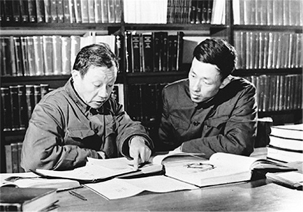 王大珩与学生在研究工作.