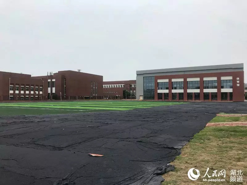 教室甲醛超标、操场毒跑道又现!上百名学生流