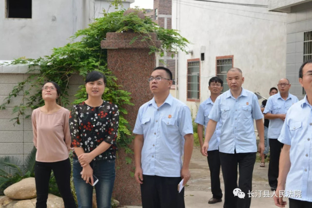 在大同镇李岭村罗屋被执行人罗某荣家中,执行人员发现钥匙数串,竖机