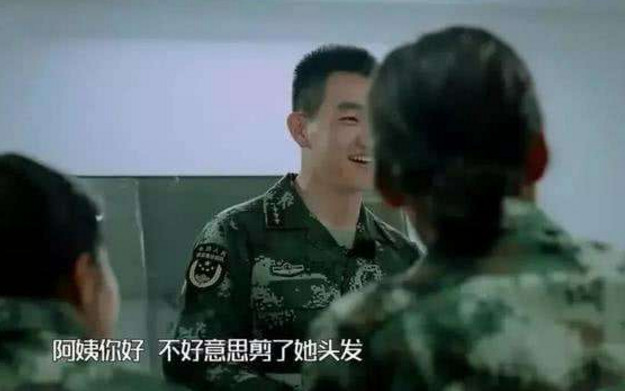 张馨予穿裤衩陪婆婆散步,没了滤镜老10岁,网友