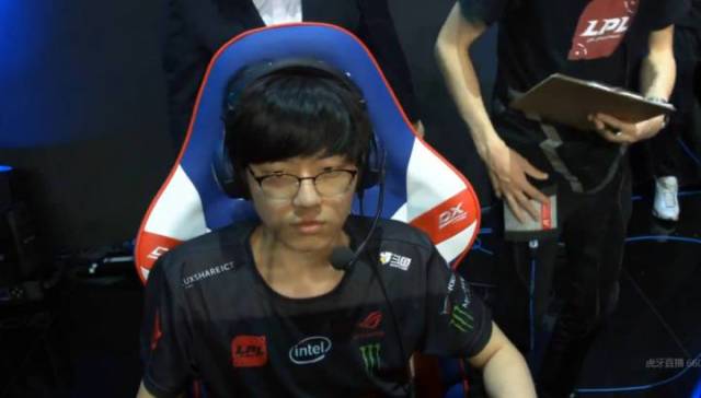 rw经理回应holder事件,粉丝质疑:老贼的身体还等得起吗