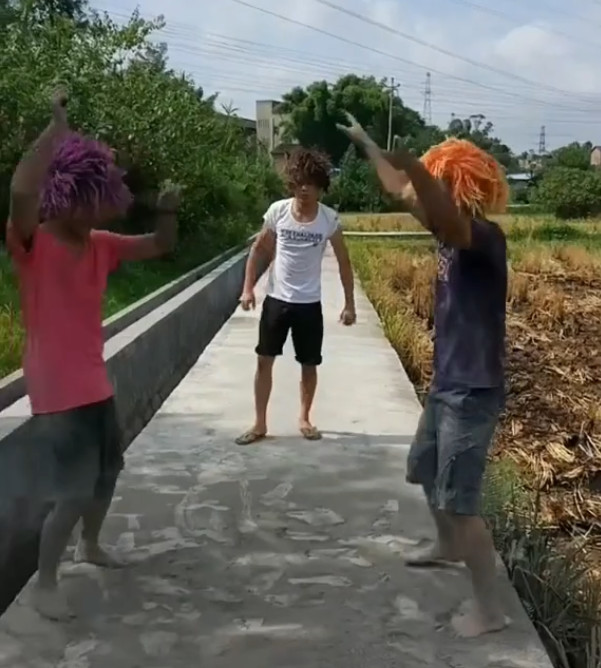 真的非常疯狂,网络的兴起,不少年轻人纷纷模仿,我们俗称非主流,杀马特