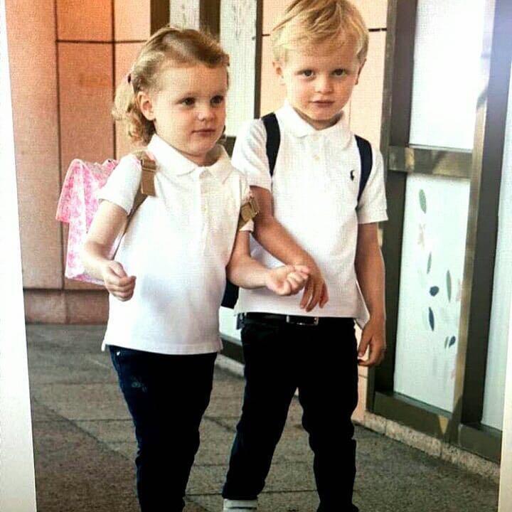 摩纳哥皇室龙凤胎开学啦,夏琳王妃晒照,3岁龙