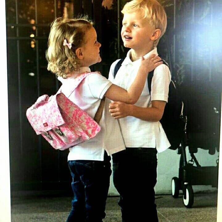 摩纳哥皇室龙凤胎开学啦,夏琳王妃晒照,3岁龙