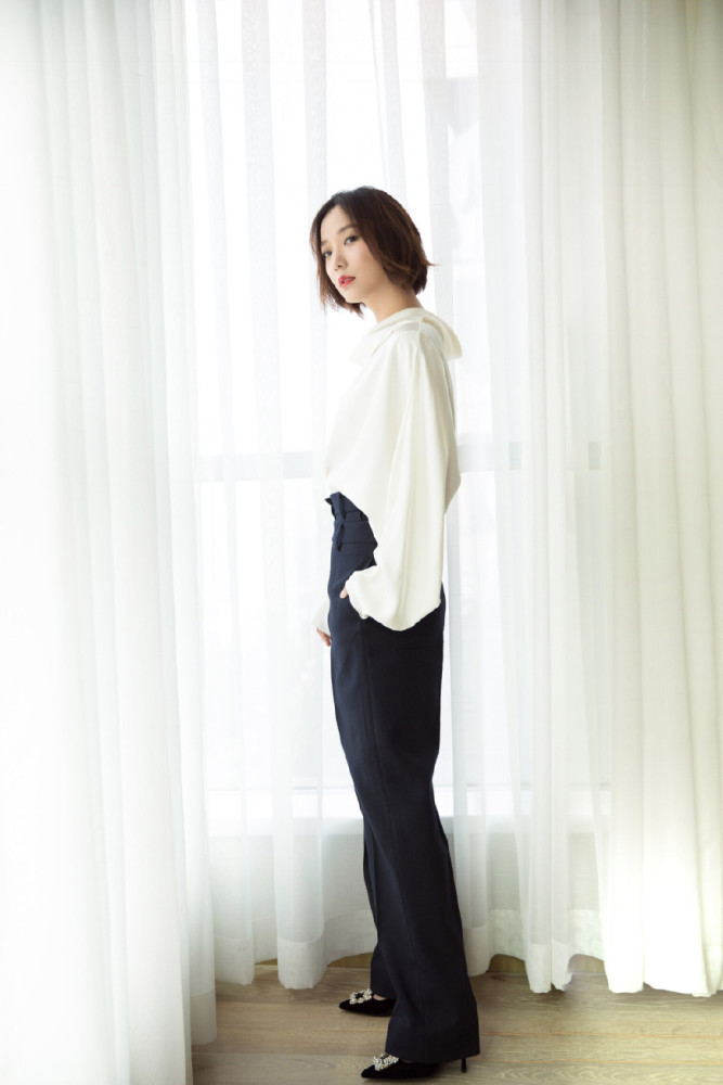 王珞丹真大胆!白色长裙仅靠一根绳撑着