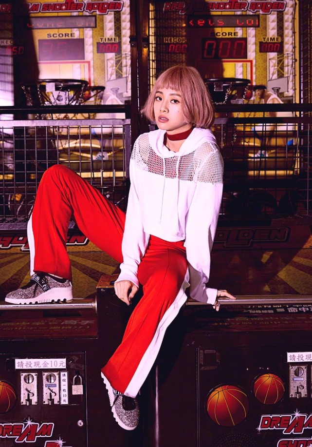 "百变精灵"吴映洁,短发配运动装超帅气,难怪和白敬亭玩得来!