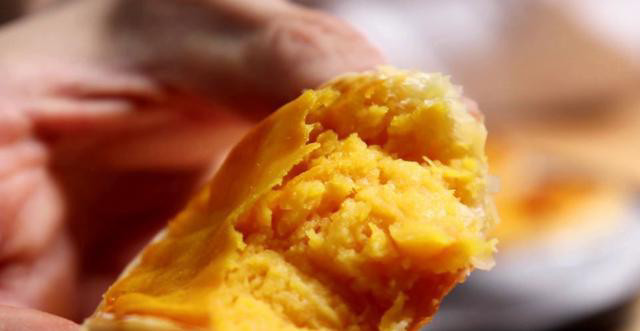 配料: 红薯 250克 细砂糖 15克 黄油 10克 蛋黄 1个 炼乳 15克