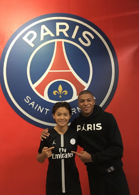 人生赢家!王霜接连与内马尔+姆巴佩同框 被赞