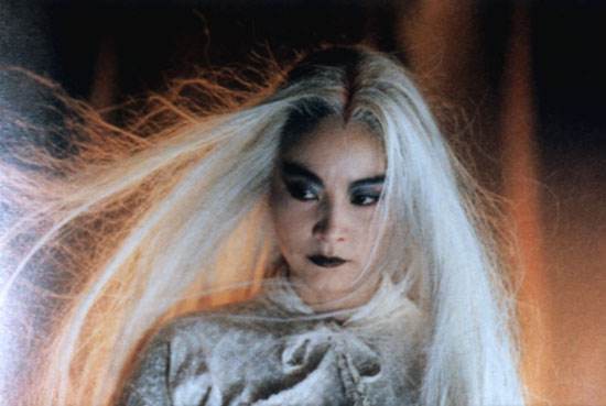 白发魔女本名练霓裳,从小跟着母狼长大,为人凶狠在江湖上就是个女魔头