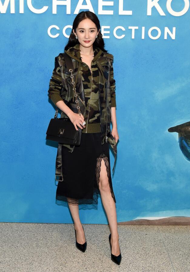 杨幂的手被老外抓着不放,大幂幂机智应对被夸