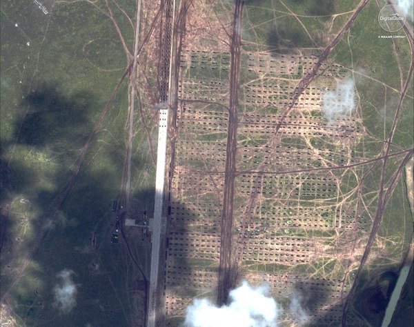 西方卫星拍摄中俄大规模军演:军机战车密密麻