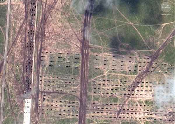 西方卫星拍摄中俄大规模军演:军机战车密密麻