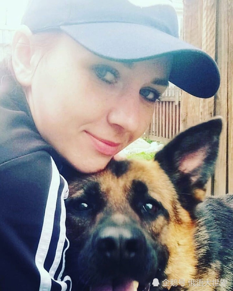 美女教练见义勇为徒手打残两名持枪劫匪?女侠