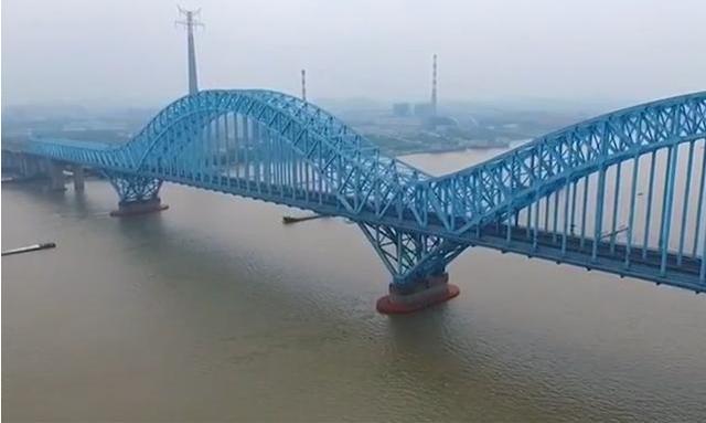 美国塔科马海峡吊桥,由于设计师偷工减料,刚建成5个月发生坍塌