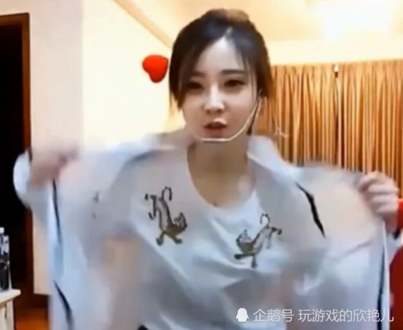 冯提莫直播脱衣服,吸睛一片,网友表示自己放大