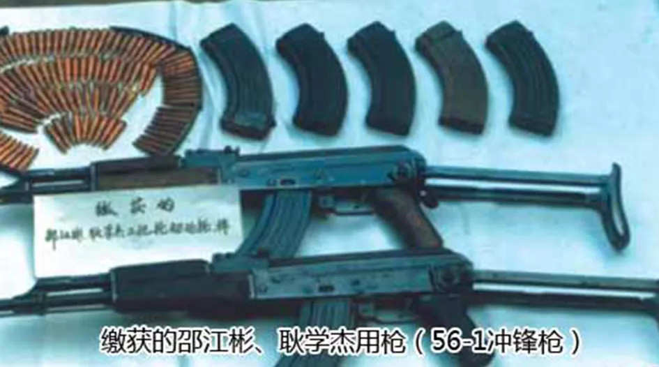 俩逃兵一路逃一路抢杀 1988年11月8日零时许,武警战士邵江彬,耿学杰