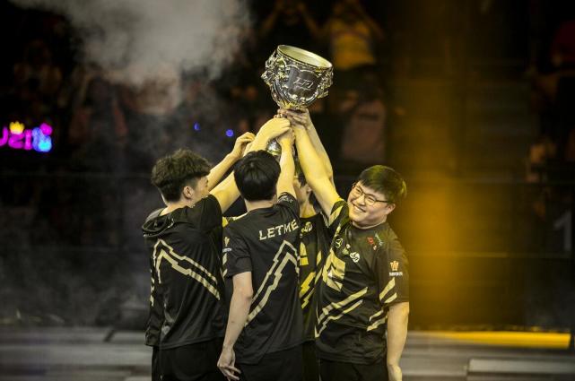 一文读懂rng夺冠:拒绝让二追三 uzi摘得fmvp_腾讯新闻