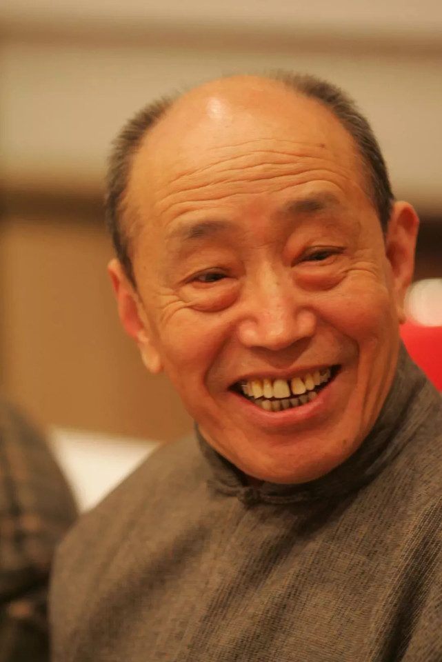 哀悼沈阳籍著名表演艺术家朱旭去世斯人已逝笑声犹在