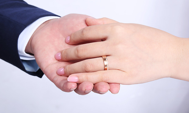 女士结婚戒指戴法(女士的结婚戒指应该戴在哪个手上)