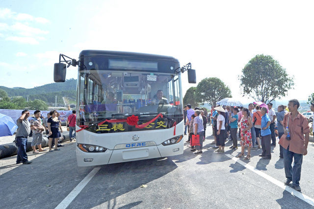 公交開到高鐵站凱里4000萬元的新能源公交車投放運營雷鋒號公交手機掃