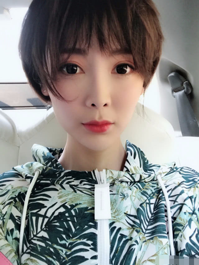 而最近张文君的同事又在作了,张文君在工作之余,正在做网络直播,还跟