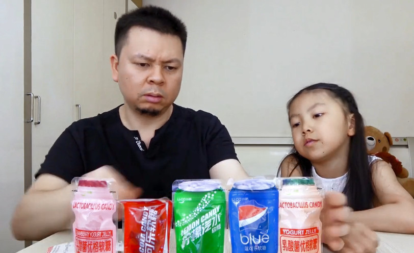 父女俩上试吃易拉罐软糖,各种饮料口味都有!