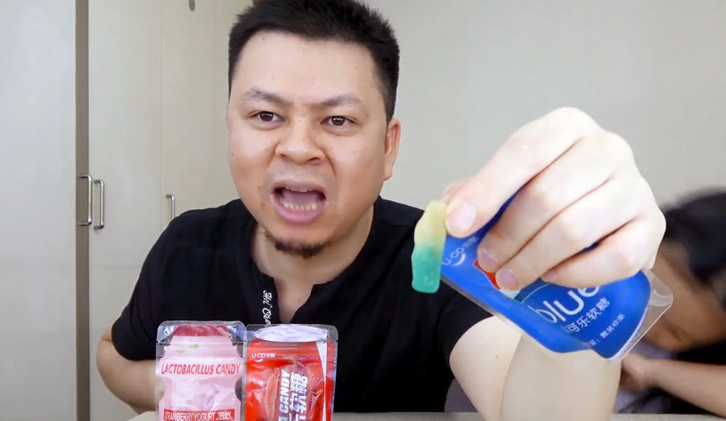 父女俩上试吃易拉罐软糖,各种饮料口味都有!