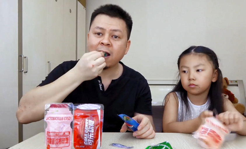 父女俩上试吃易拉罐软糖,各种饮料口味都有!
