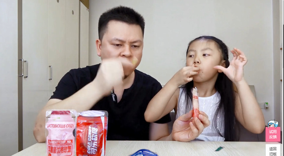 父女俩上试吃易拉罐软糖,各种饮料口味都有!