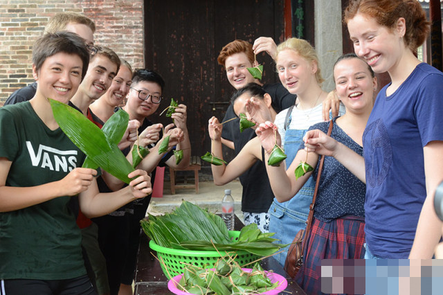 外国人在中国享受超国民待遇,中国游客在国外