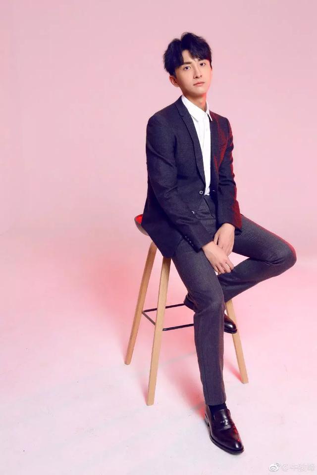 年纪轻轻竟让老戏骨也点赞 !京派小爷我站牛骏峰