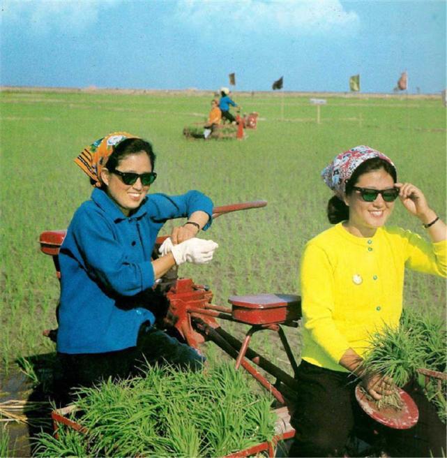 >我们先看一张老照片,这张图片是上世纪70年代的,那时候的朝鲜农村