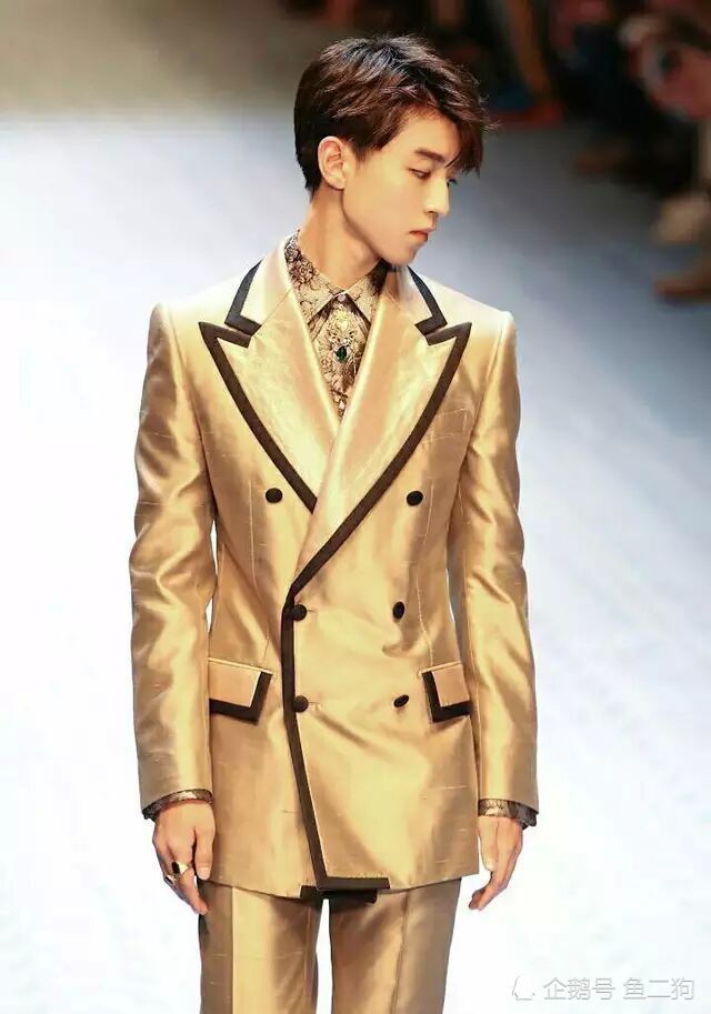 王俊凯撒娇请假8小时赴米兰走秀 网友评价上得